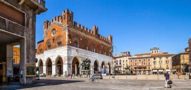 Piacenza - Piazza dei Cavalli s radnicí