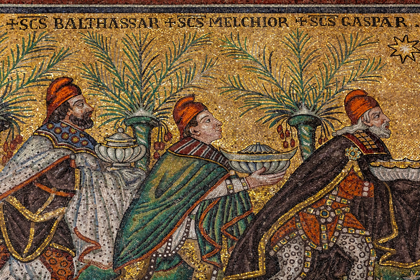 Ravenna - jedna z mozaik v Sant’Apollinare Nuovo zobrazuje tři mudrce z Východu s frygickými čapkami na hlavě