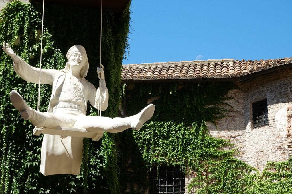Rimini - zavěšená socha slavného italského herce Alberta Sordiho v podobě Bílého šejka nad pokladnou v pevnosti Sismondo