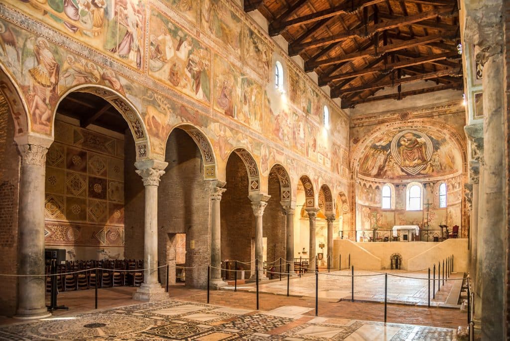 Klášter Pomposa - interiér klášterního kostela s cennými podlahovými mozaikami a freskovou výmalbou