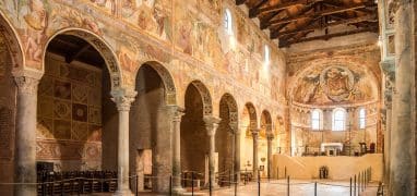 Klášter Pomposa - interiér klášterního kostela s cennými podlahovými mozaikami a freskovou výmalbou