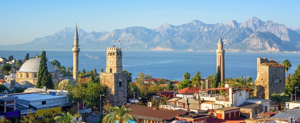Antalya - panoramatický pohled na starou část města, vpravo „flétnový“ minaret Yiv