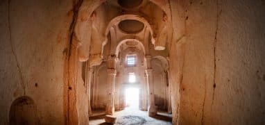 Kappadokie - vstup do jeskynního kláštera v Ortahisaru