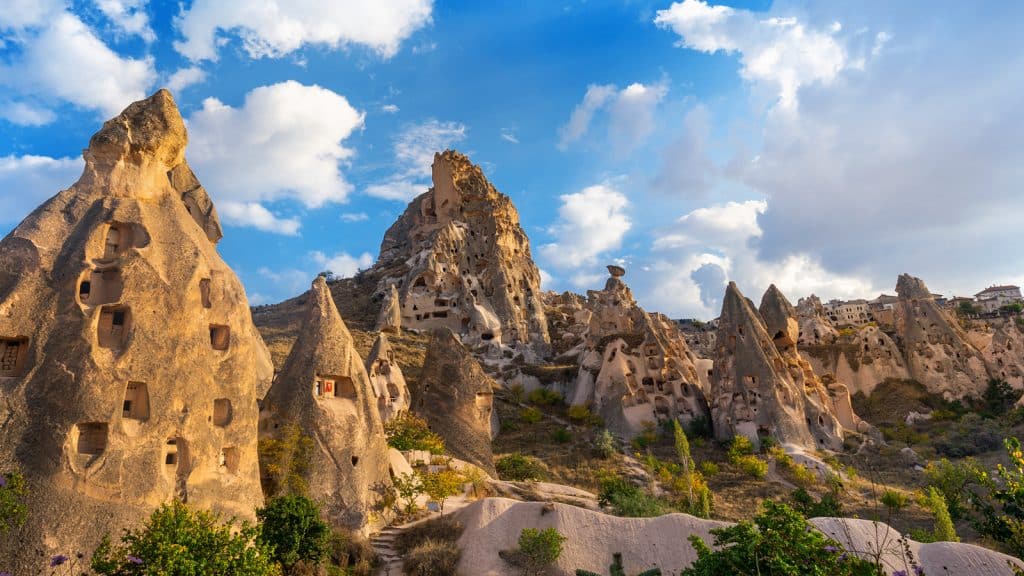 Kappadokie - skály v městečku Uçhisar se stovkami skalních bytů