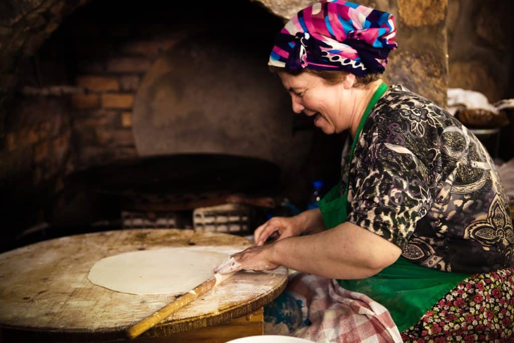 Turecká kuchyně - příprava tureckých palačinek gözleme