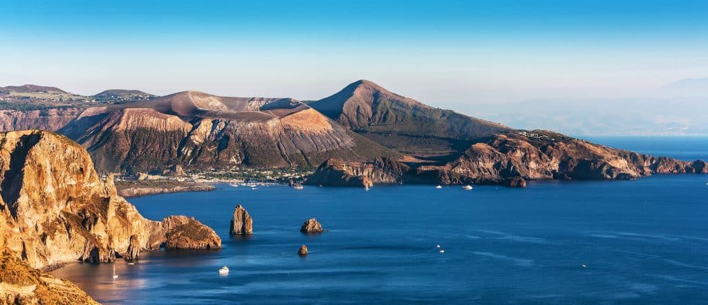 Liparské ostrovy - pohled z vyhlídky Quattrocchi na ostrově Lipari na severní stranu ostrova Vulcano, uprostřed nízký sopečný kužel Fossa