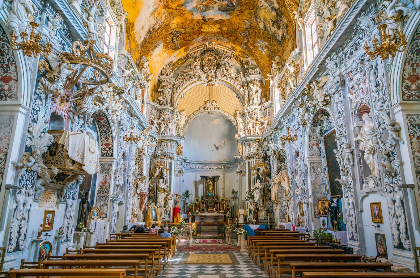Mazara - interuér kostela sv. Františka v Mazaře