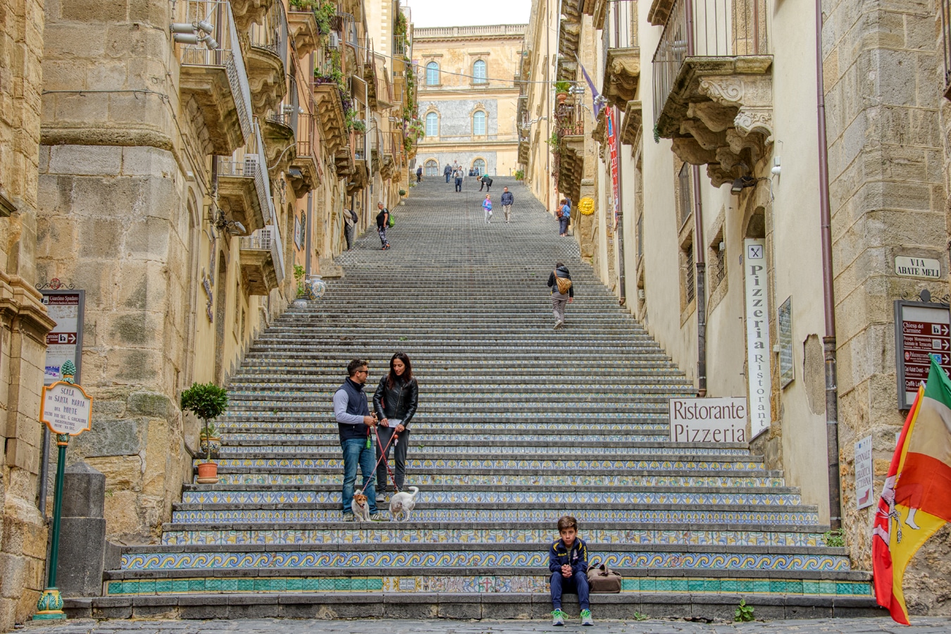 Sicilská kermaika (majolika) - barevnými dlaždičkami obložené schodiště Scalinata di Santa Maria del Monte