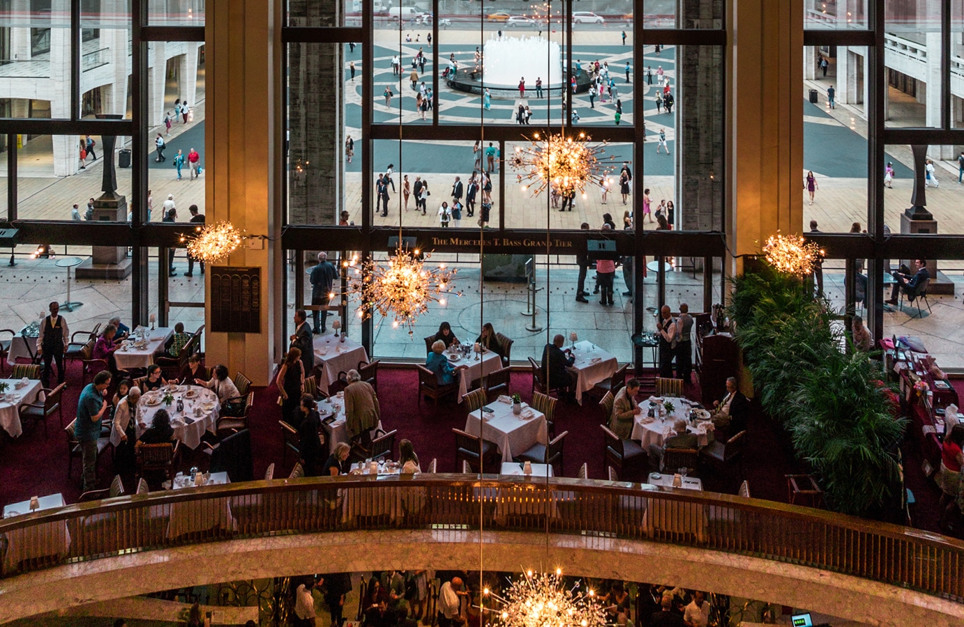 Metropolitní opera v New Yorku - restaurace v patře Grand Tier s výhledem na centrální prostranství Lincolnova centra Josie Robertson Plaza