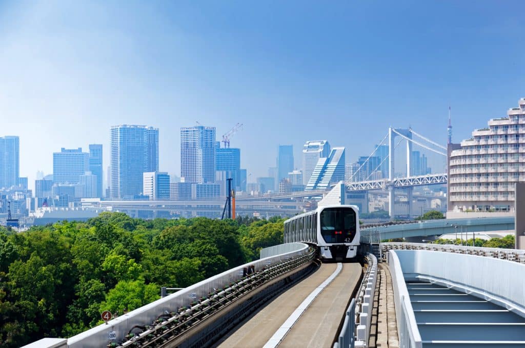 Tokijská doprava - metro na vyvýšené trati linky Yurikamome v Odaibě