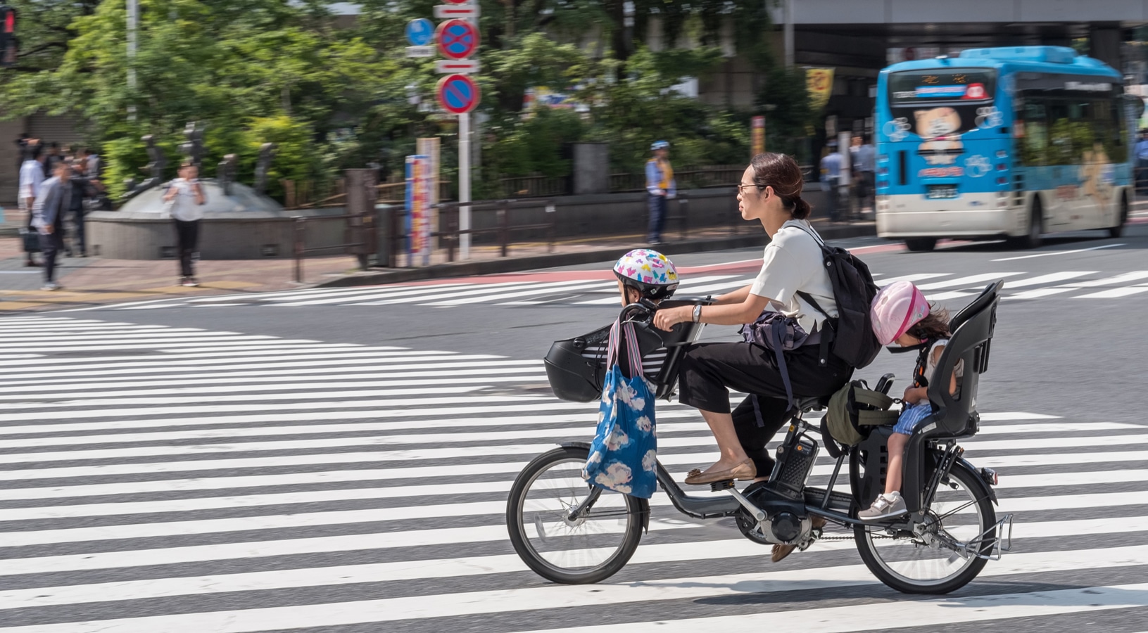Doprava v Tokiu - kola mamačari jsou uzpůsobena k jízdě s dětmi i nákupem