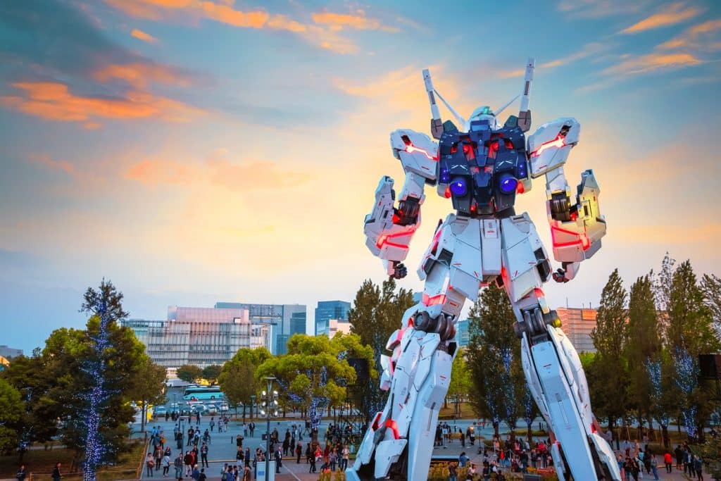 Tokio popkulturní - obří model robota z anime Gundam před obchodním centrem Diver City na ostrově Odaiba