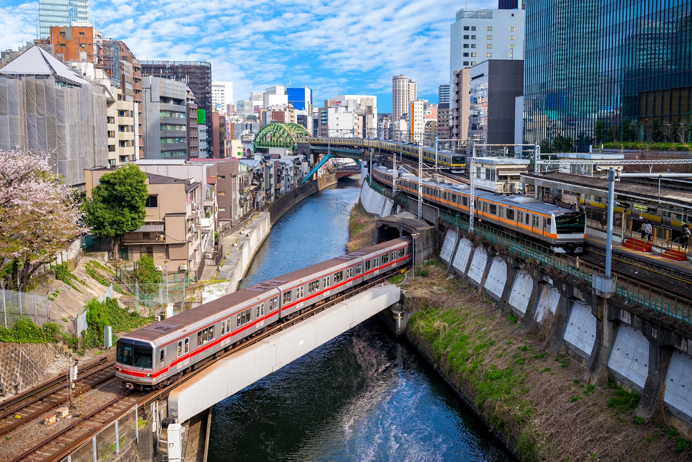 Doprava - pohled na tokijské vlaky a metro z mostu Hidžiribaši