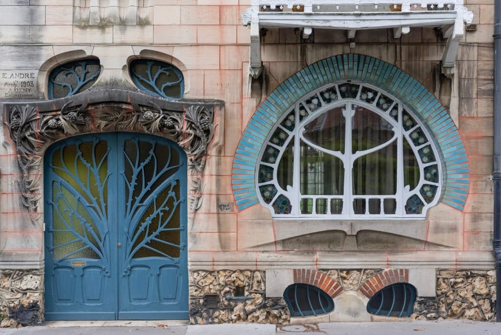 Secesní tvary a dekorace na jednom z domů Huot, postaveném v roce 1903 architektem Émile André