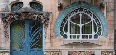 Secesní tvary a dekorace na jednom z domů Huot, postaveném v roce 1903 architektem Émile André