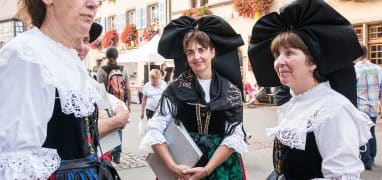 Alsaská vinařská stezka - ženy v tradičních alsaských krojích během vinařských slavností v Eguisheimu