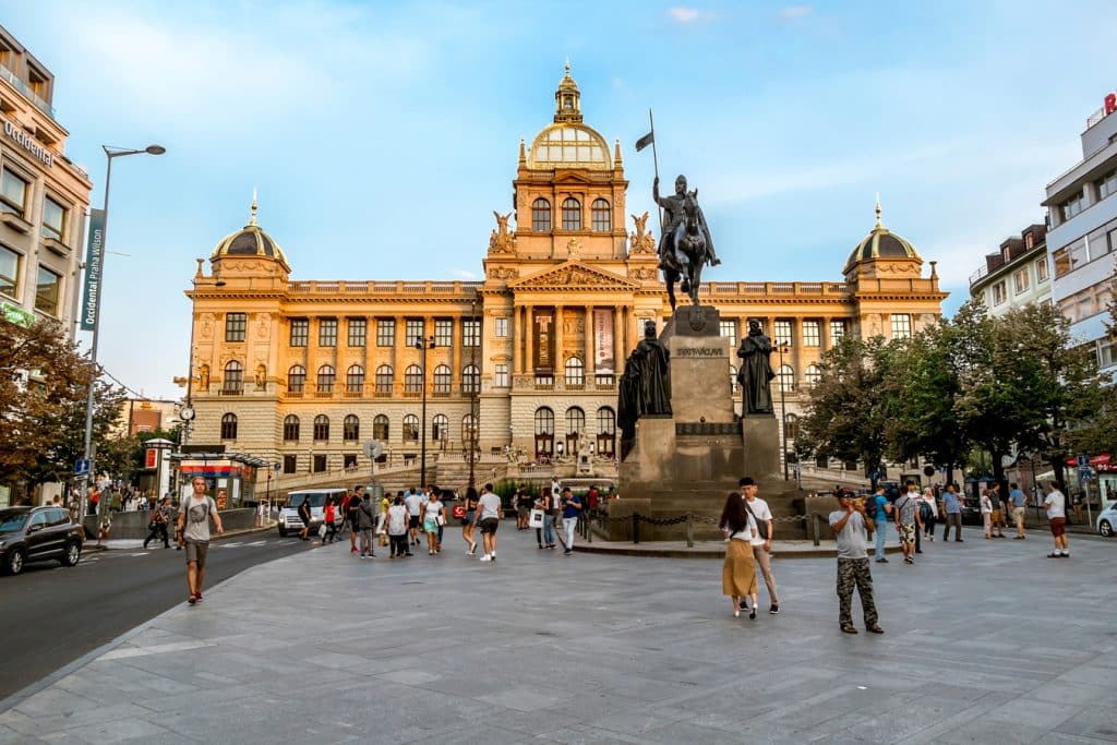 Národní muzeum při pohledu od Václavského náměstí