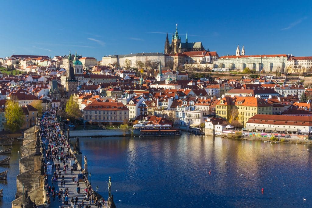 Pohled na Pražský hrad přes Vltavu