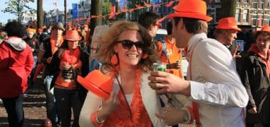 Nizozemské svátky - lidé slavící Den krále (Koningsdag)