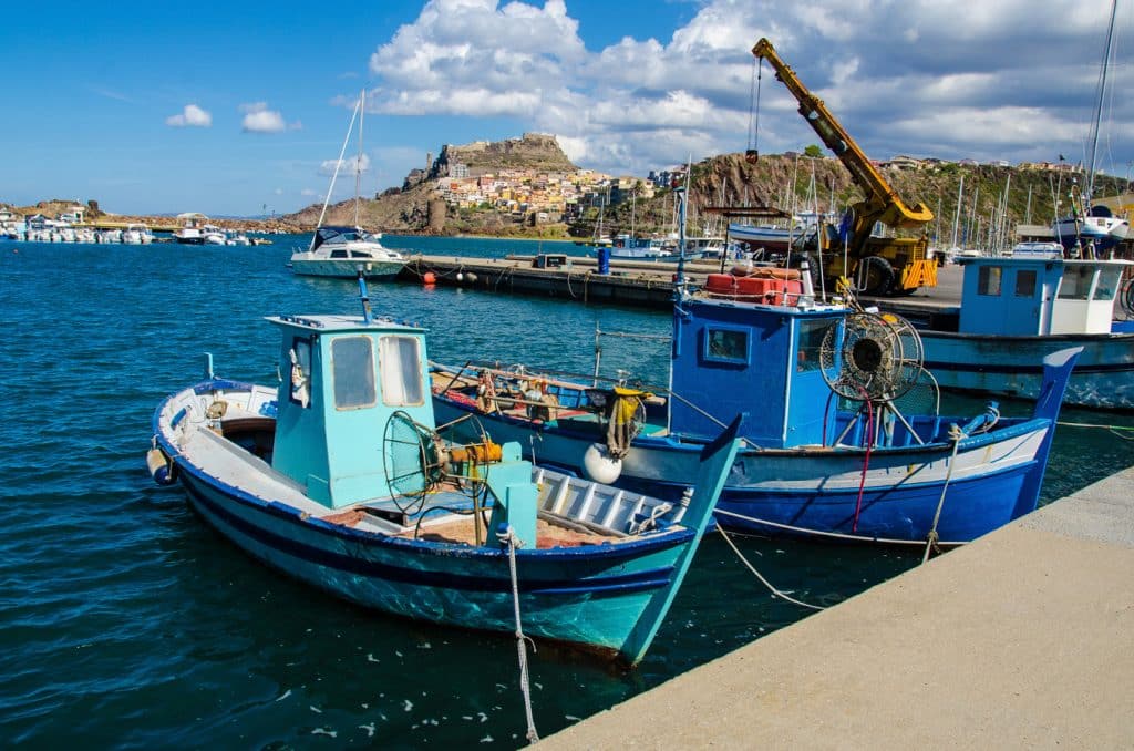 Pohled z přístavu na Castelsardo s janovským hradem nad ním