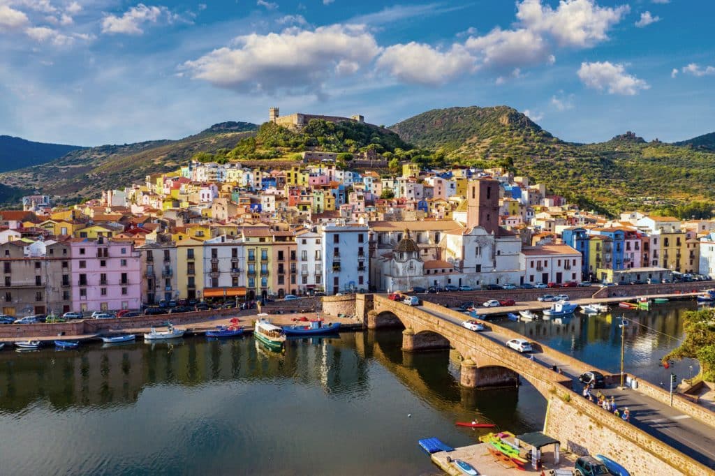 Bosa - celkový pohled na historické jádro města, hrad Serravalle a Ponte Vecchio