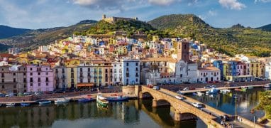 Bosa - celkový pohled na historické jádro města, hrad Serravalle a Ponte Vecchio