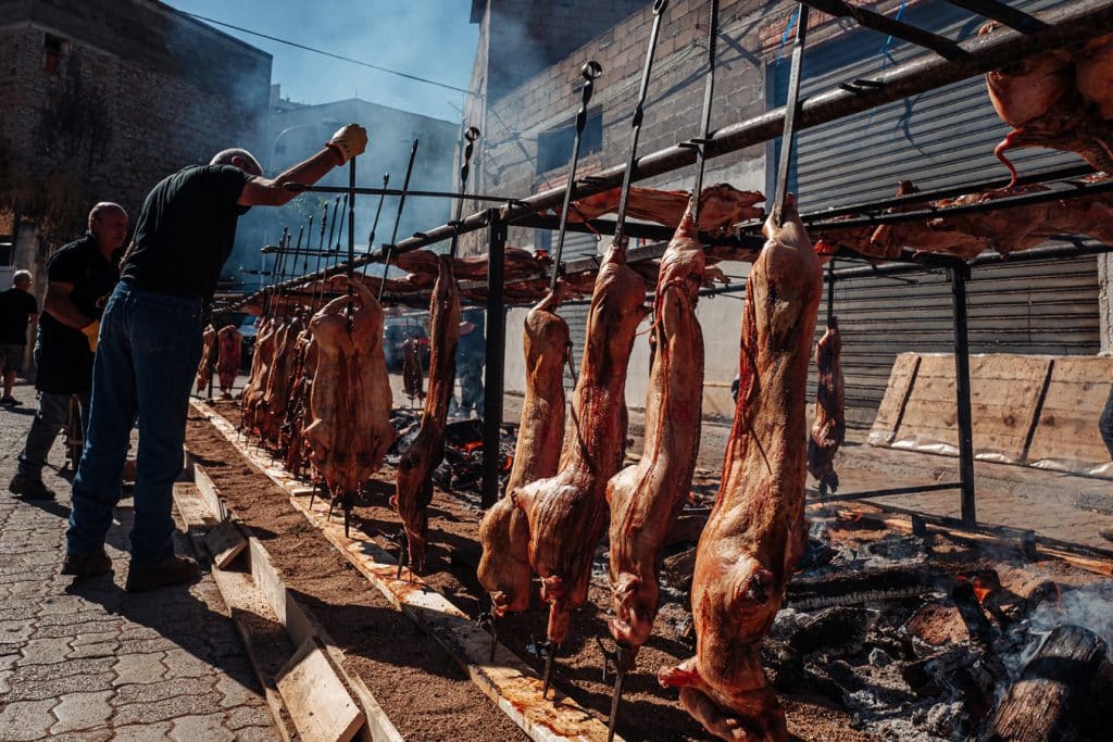 Tradiční způsob pečení mléčných selat „porceddu sardo“