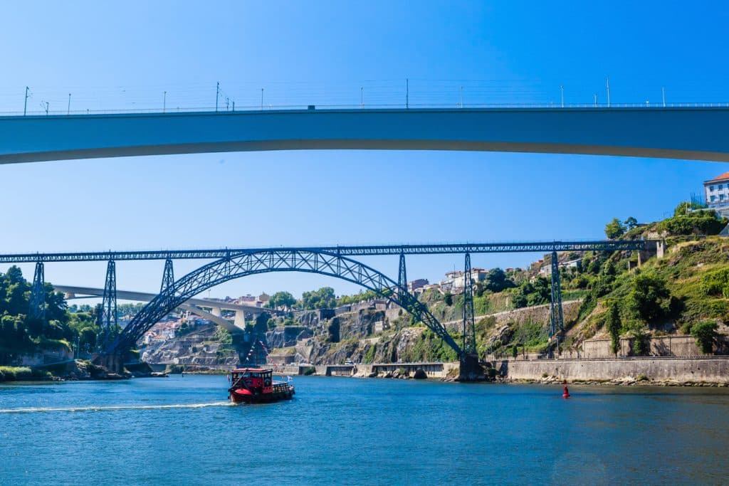 Hned tři mosty přes Douro na jednom snímku – v popředí nový železniční most Sv. Jana, za ním starý železniční most Marie Pii a úplně vzadu most Infanta Jindřicha