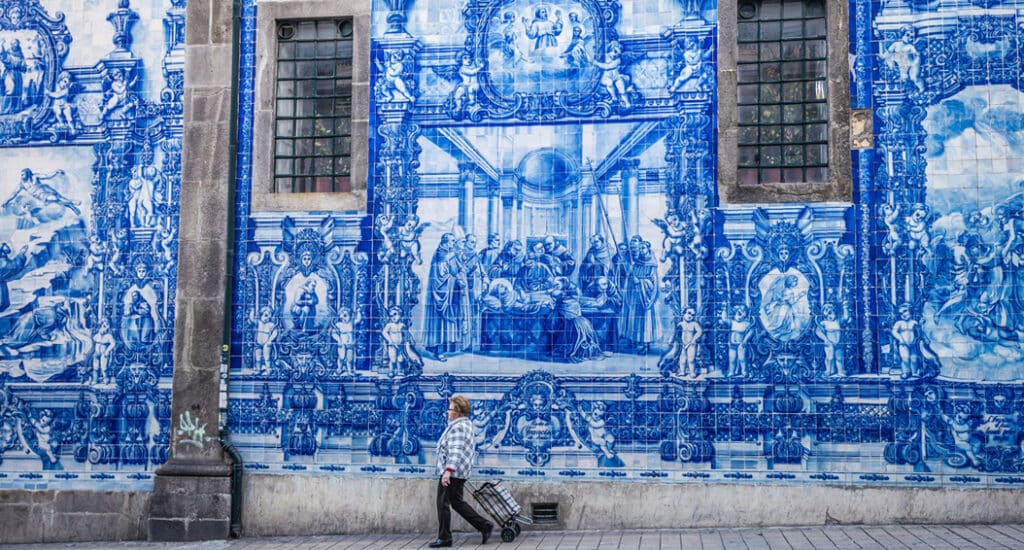 Porto - kachlíčky (azulejos) na kapli Duší (Capela das Almas)