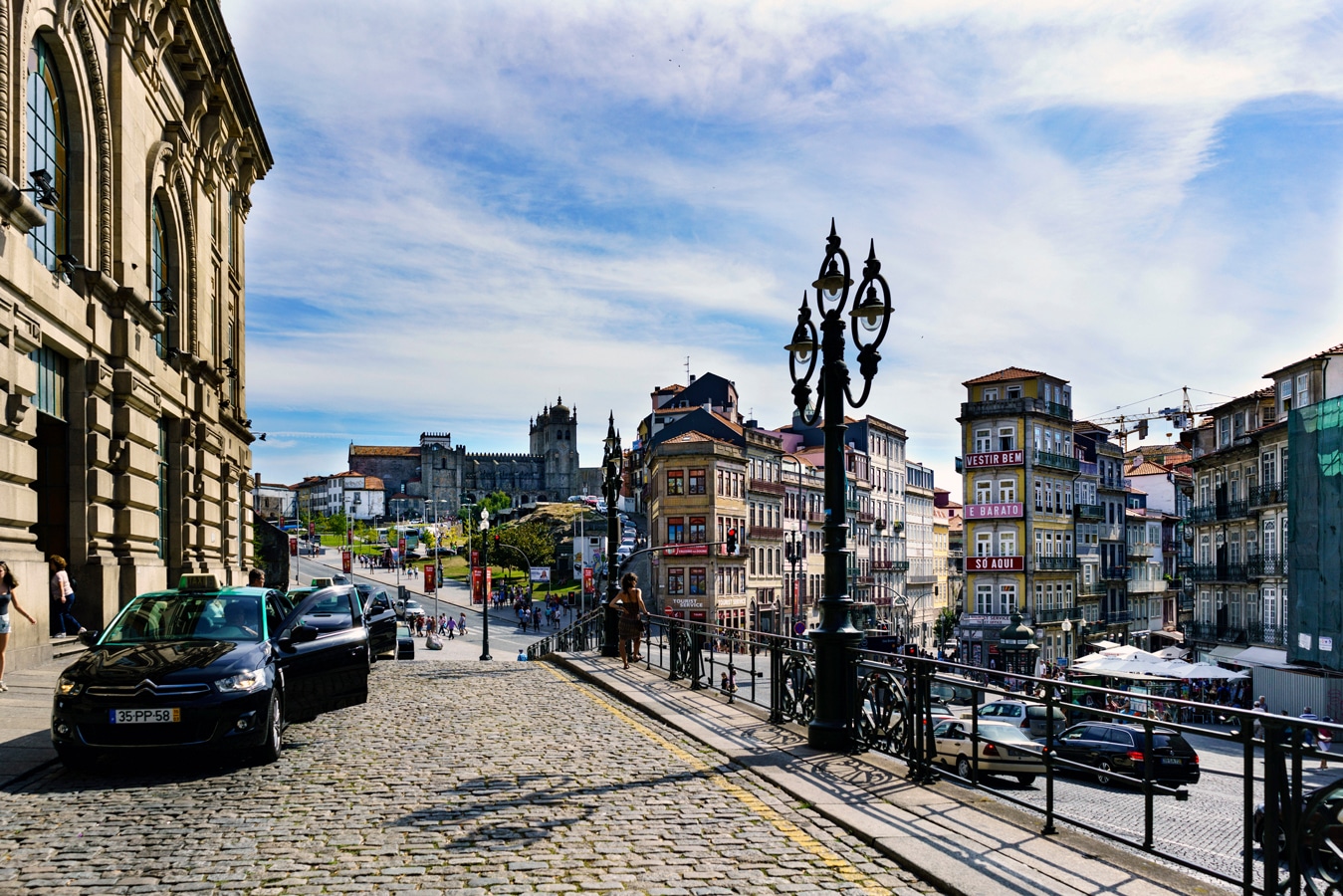 Náměstí Praça de Almeida Garrett před nádražím São Bento