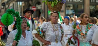 Svátky v Portu - závěr slavnosti představují průvody „rusgas“ organizované jednotlivými farnostmi