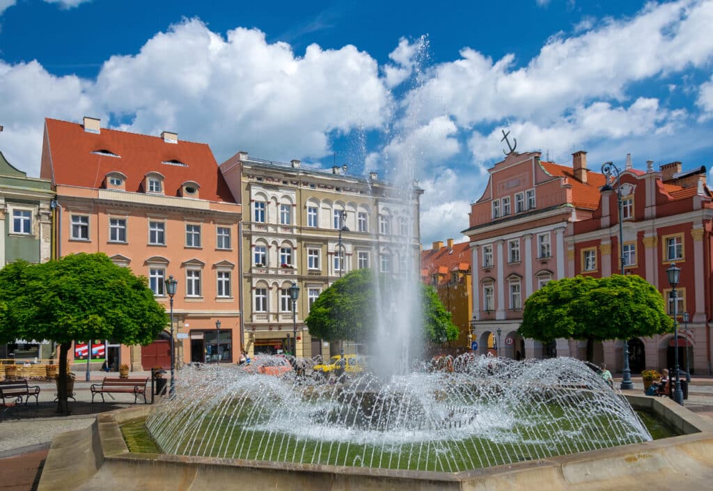 Valbřich - Radničnímu náměstí s nápadnou novogotickou radnicí