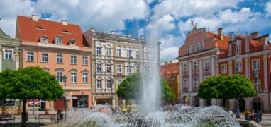 Valbřich - Radničnímu náměstí s nápadnou novogotickou radnicí