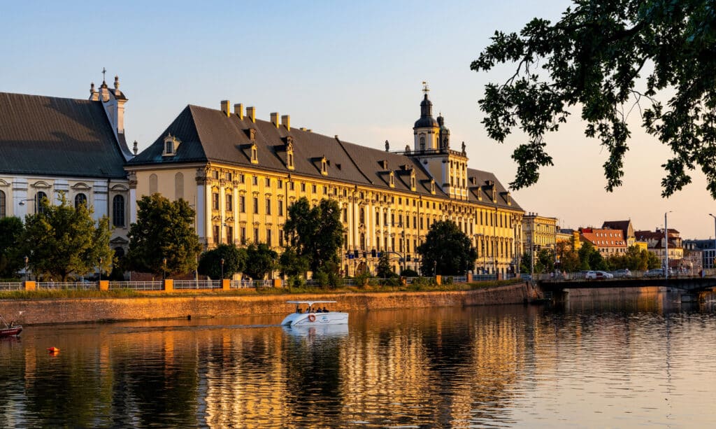 Historická budova Vratislavské univerzity na nábřeží Odry