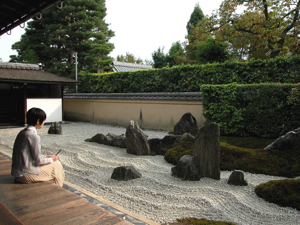 Suchá japonská zahrada „karesansui“ v v areálu chrámu Daitoku v Kjótu