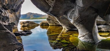 Wild Atlantic Way - jeskyně na jezeře Muckross