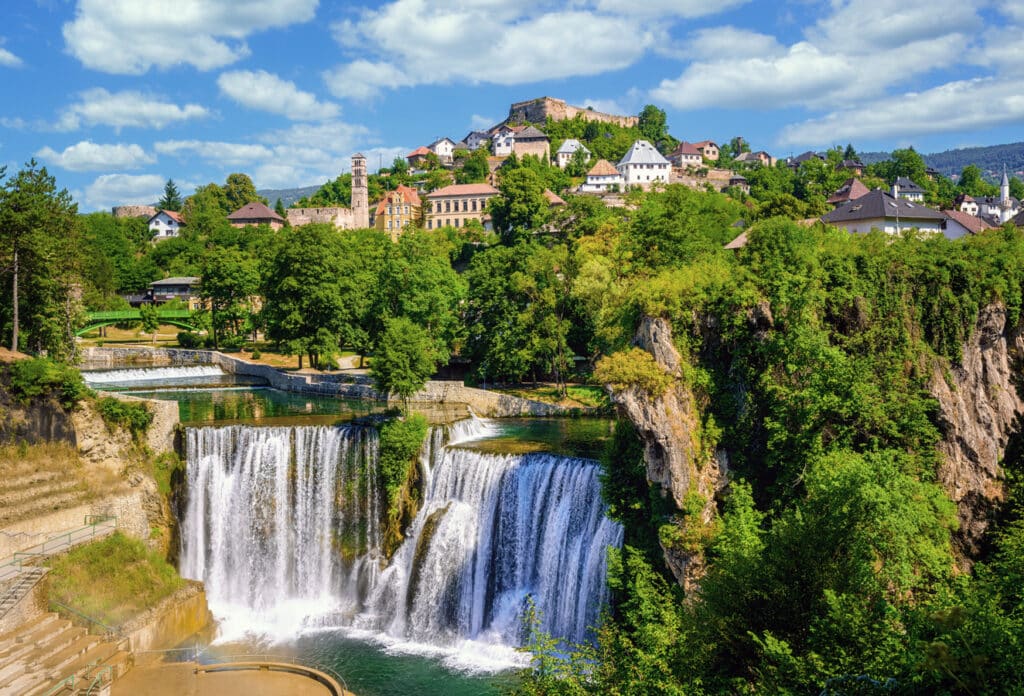 Pohled na jajce přes vodopády Pliva