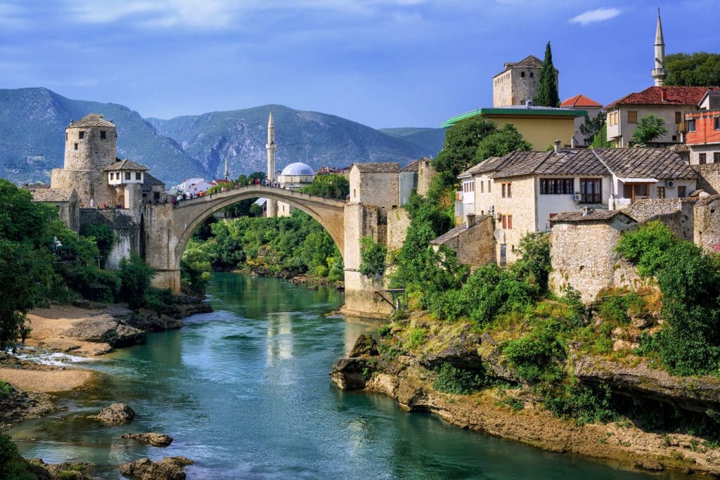 Řeka Neretva v Mostaru překlenutá Starým mostem