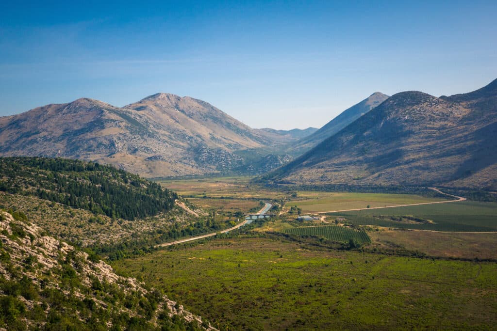 Část krasové sníženiny Popovo polje s řekou Trebišnjica