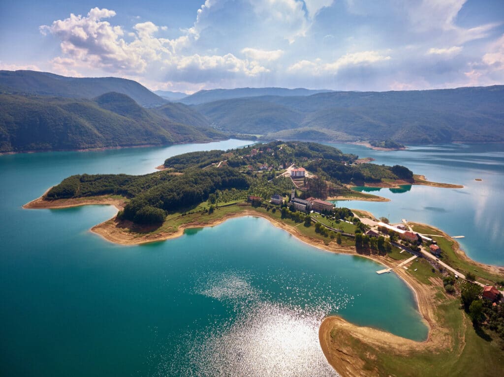 Letecký pohled na Ramské jezero v Bosně