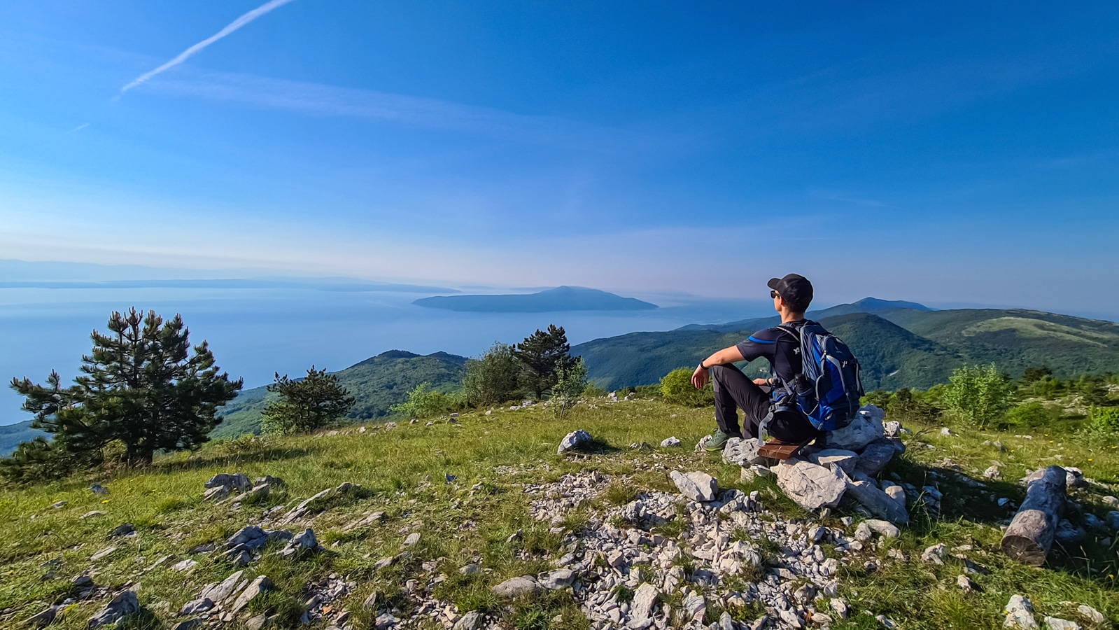 Turista shlížící na moře u poloostrova Istrie