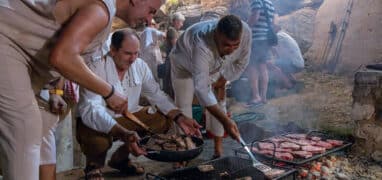Grilování masa při tradičním středověkém festivalu ve městě Rab