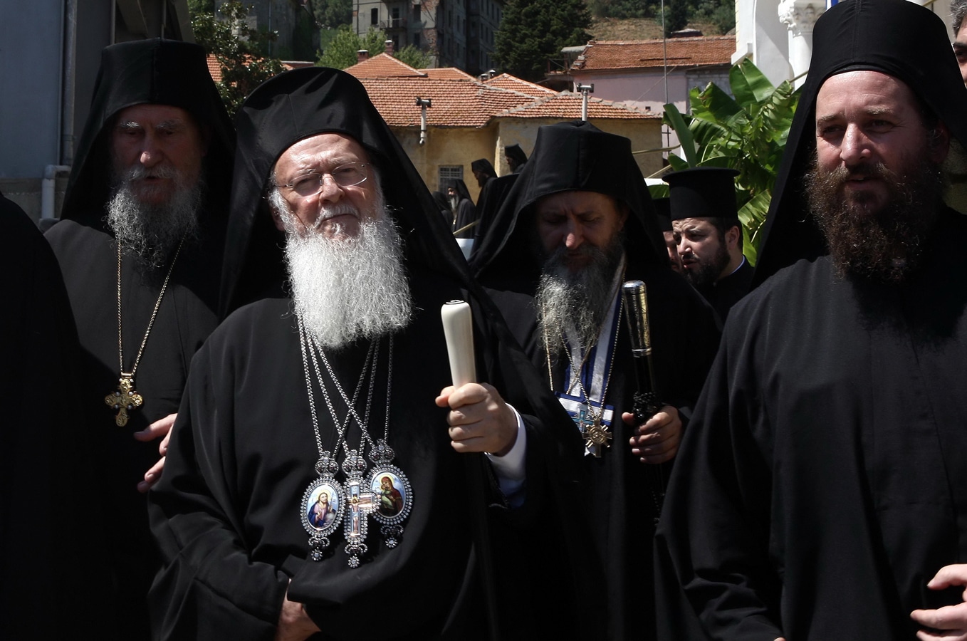 Ekumenický patriarcha Bartoloměj I. (vlevo), nejvyšší představitel pravoslavné církve, při návštěvě Svaté Hory (Athos) v roce 2008