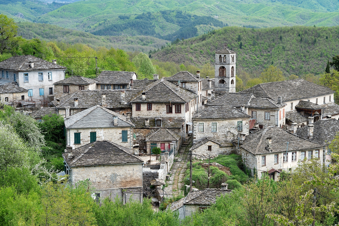 Dilofo - tradiční kamenná vesnice v oblasti Zagori v pohoří Pindos