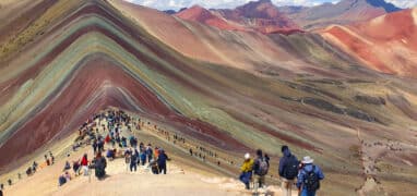 Turisté v Duhových horách v Peru