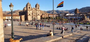Cuzco - Hlavní náměstí s kostelem Tovaryšstva Ježíšova (Iglesia de la Compañía de Jesús)