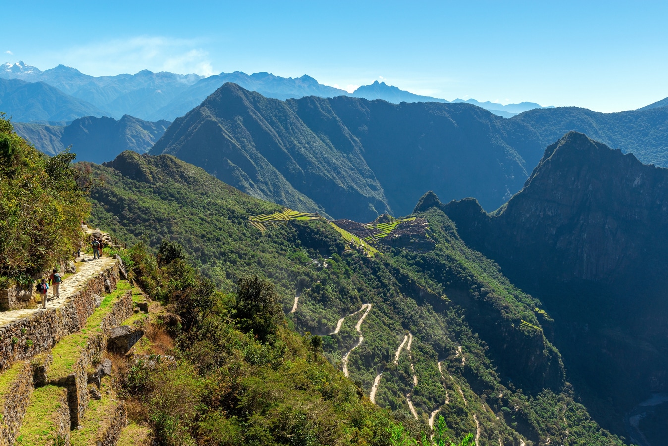 Pohled od Sluneční brány Machu Picchu (Intipunku) na poslední úsek Stezky Inků