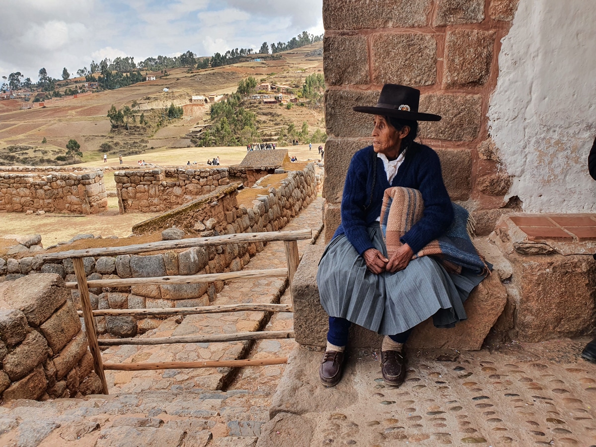 Stará žena v Ollantaytambu v peru