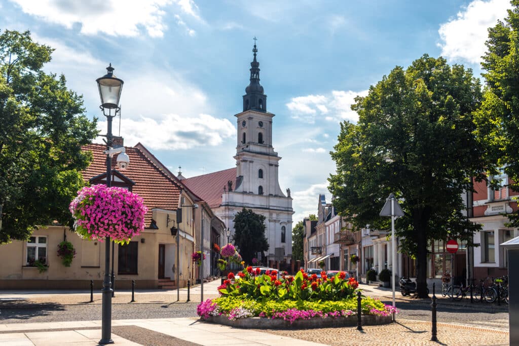 Hlavní náměstí s barokním kostelem Neposkvrněného početí Panny Marie ve velkopolském Wolsztynu