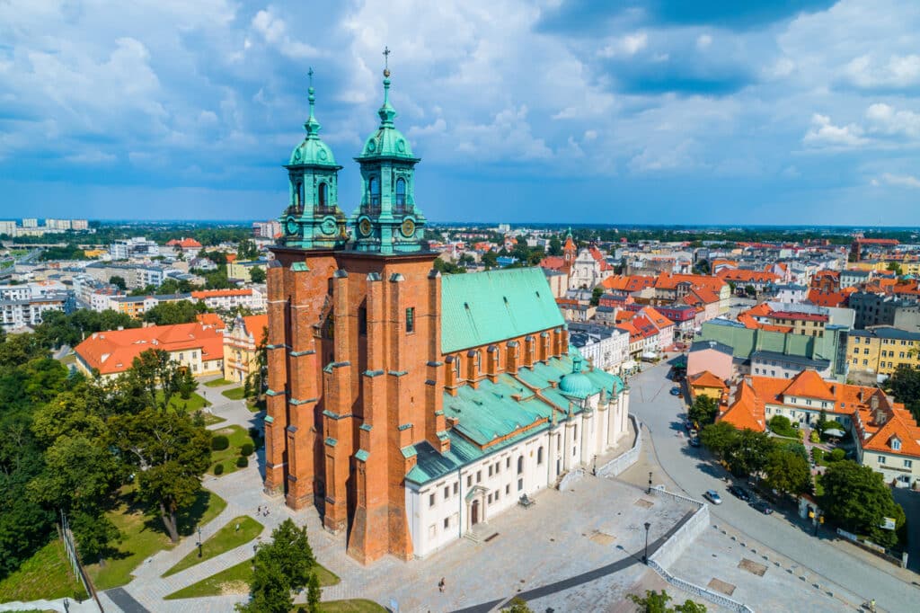 Hnězdno - katedrála Nanebevzetí Panny Marie na leteckém záběru